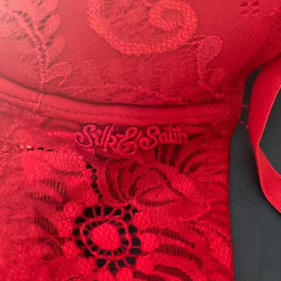Silk & Satin Red Bra, C36. - Picture 2 of 9